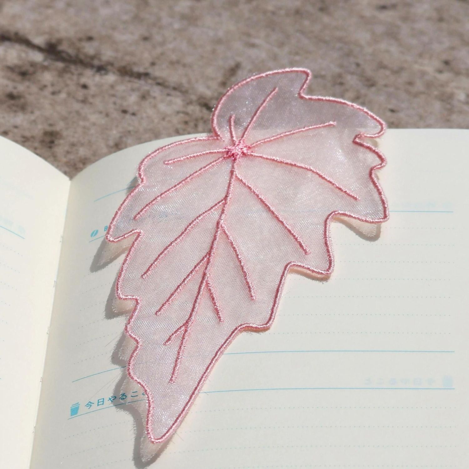 Office Supply Office Stationery Items - Marque-page en organza brodé en forme
